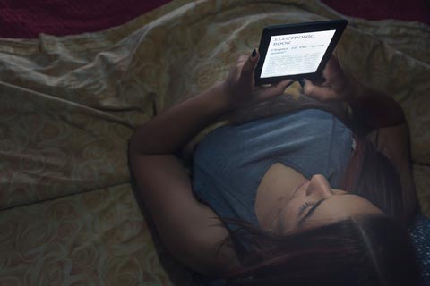 kindle oasis, leer en la oscuridad de tu dormitorio