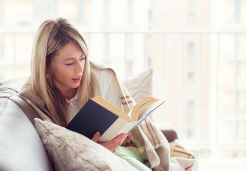 mujer con un pesado libro físico en la mano